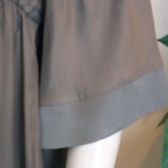 Two-Tone Grey Satiny Top by GAP - Size M - Picture 3 of 7